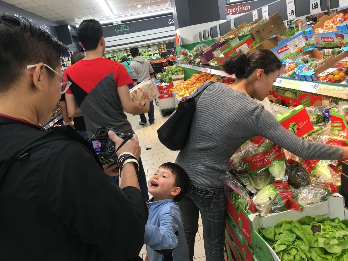 今天 Claudia 說要下廚好好款待遠道而來的我們,特別要準備當地特色餐點讓 我們好好享用!在她與兒子小小德熱情地招呼下,我們第一次體驗到德國超市採買的樂趣。 今天 Claudia 說要下廚好好款待遠道而來的我們,特別要準備當地特色餐點讓 我們好好享用!在她與兒子小小德熱情地招呼下,我們第一次體驗到德國超市採買的樂趣。