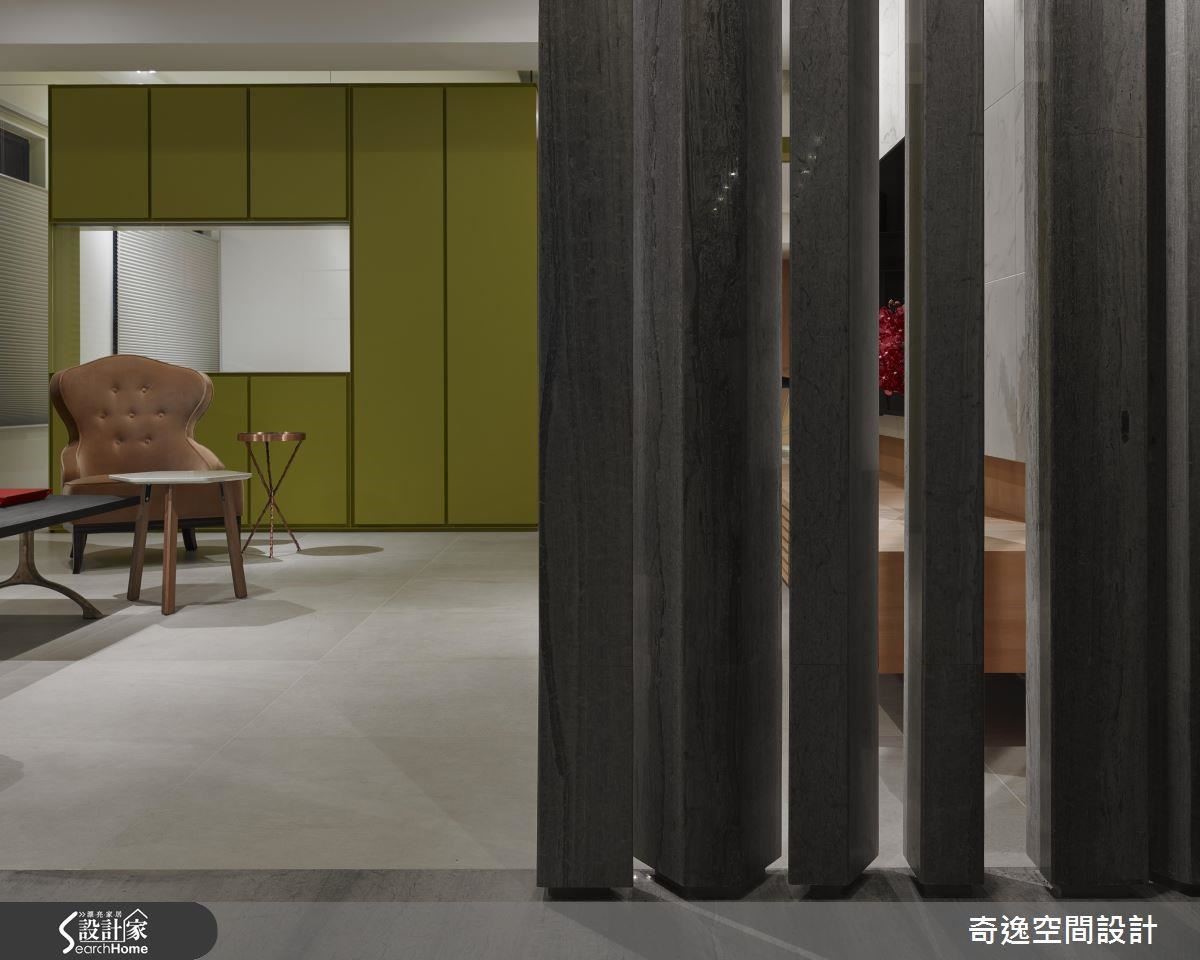 青綠色的鐵盒作為多功能室的牆面,郭柏伸設計師不論在造型、材質和色彩,都大玩創意顛覆你的想像。 青綠色的鐵盒作為多功能室的牆面,郭柏伸設計師不論在造型、材質和色彩,都大玩創意顛覆你的想像。