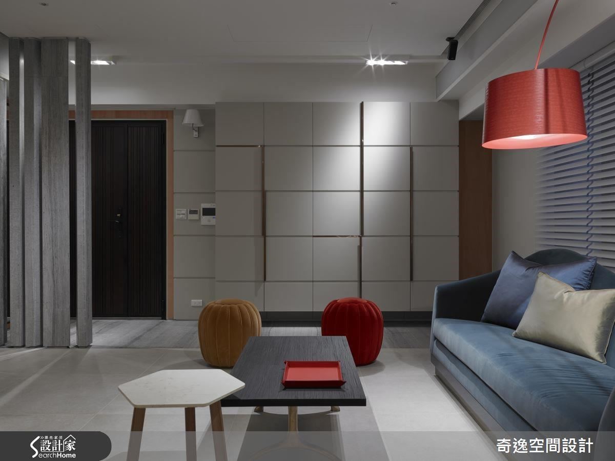 玄關落塵區以不同材質磚與客聽做出區別,櫃體是整體空間主題的起始點,櫃體門面以方格狀區分,門把以金屬點綴造型的活潑並提升精緻度。 玄關落塵區以不同材質磚與客聽做出區別,櫃體是整體空間主題的起始點,櫃體門面以方格狀區分,門把以金屬點綴造型的活潑並提升精緻度。