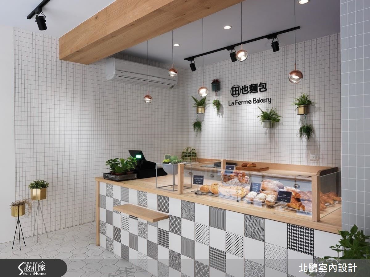 城市中有一間引人駐足的麵包店,外觀牆面以大量純白磁