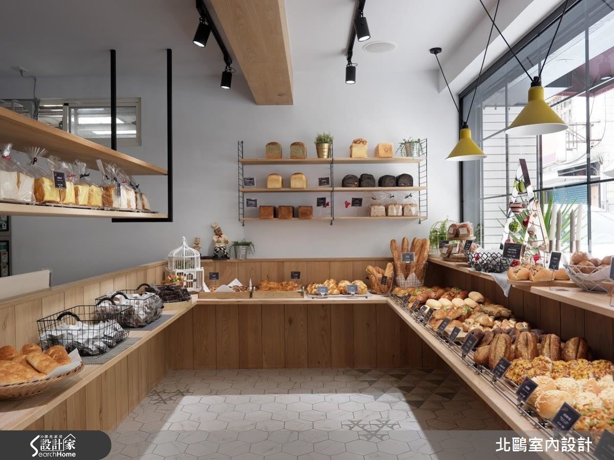 城市中有一間引人駐足的麵包店,外觀牆面以大量純白磁