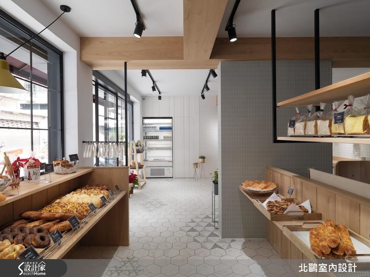 城市中有一間引人駐足的麵包店,外觀牆面以大量純白磁