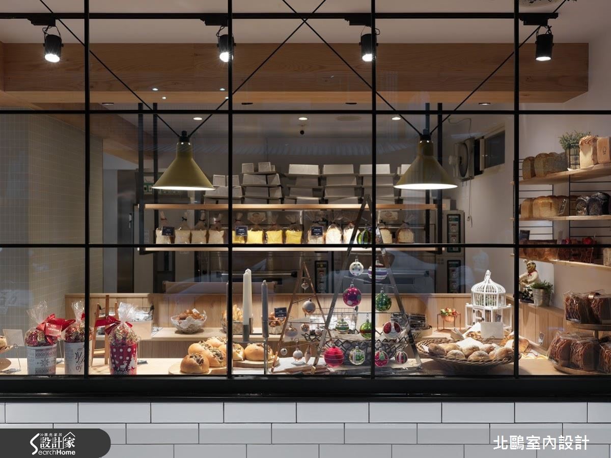 城市中有一間引人駐足的麵包店,外觀牆面以大量純白磁