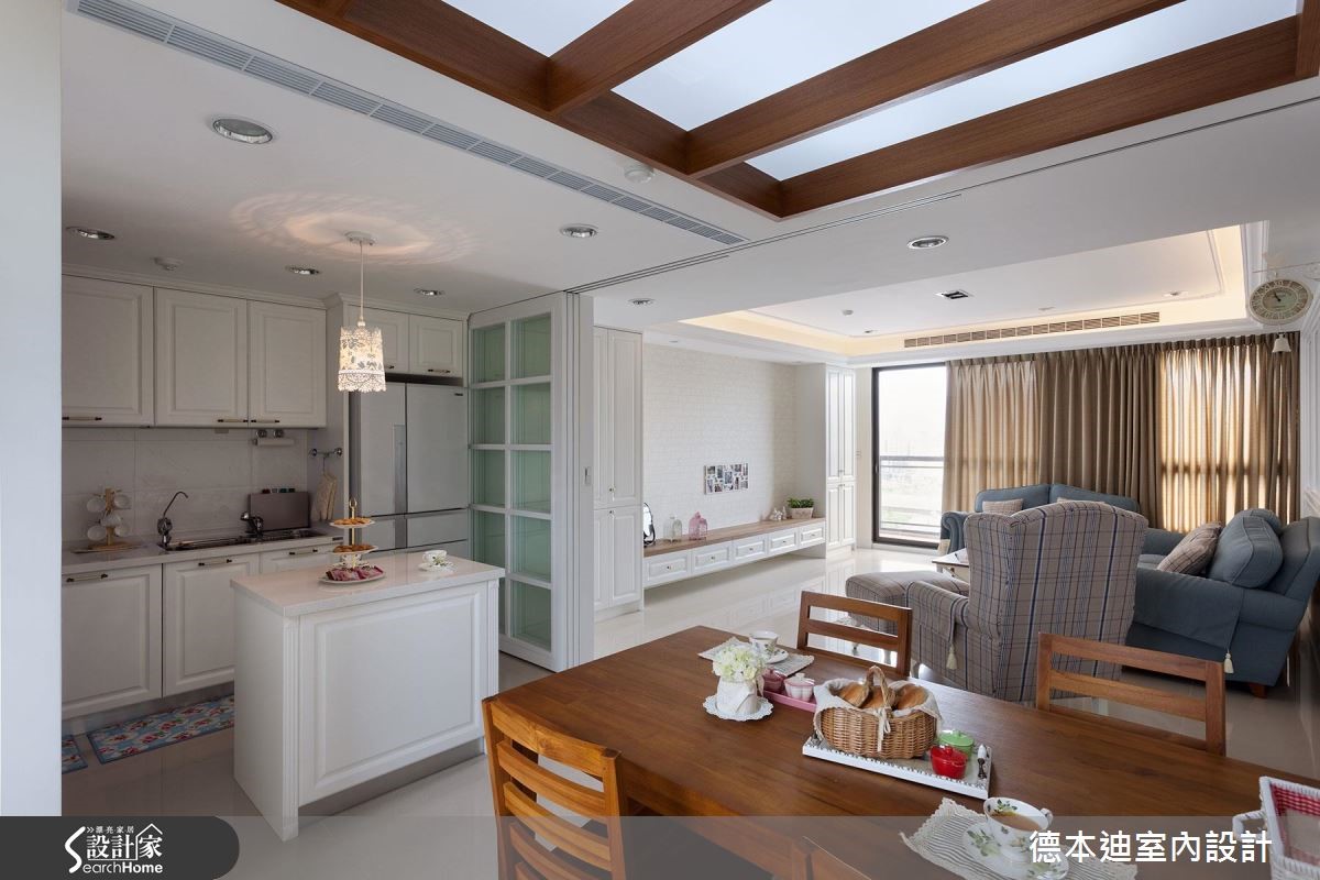 以休閒感的美式作風打造整體空間,簡約乾淨的線板遊走