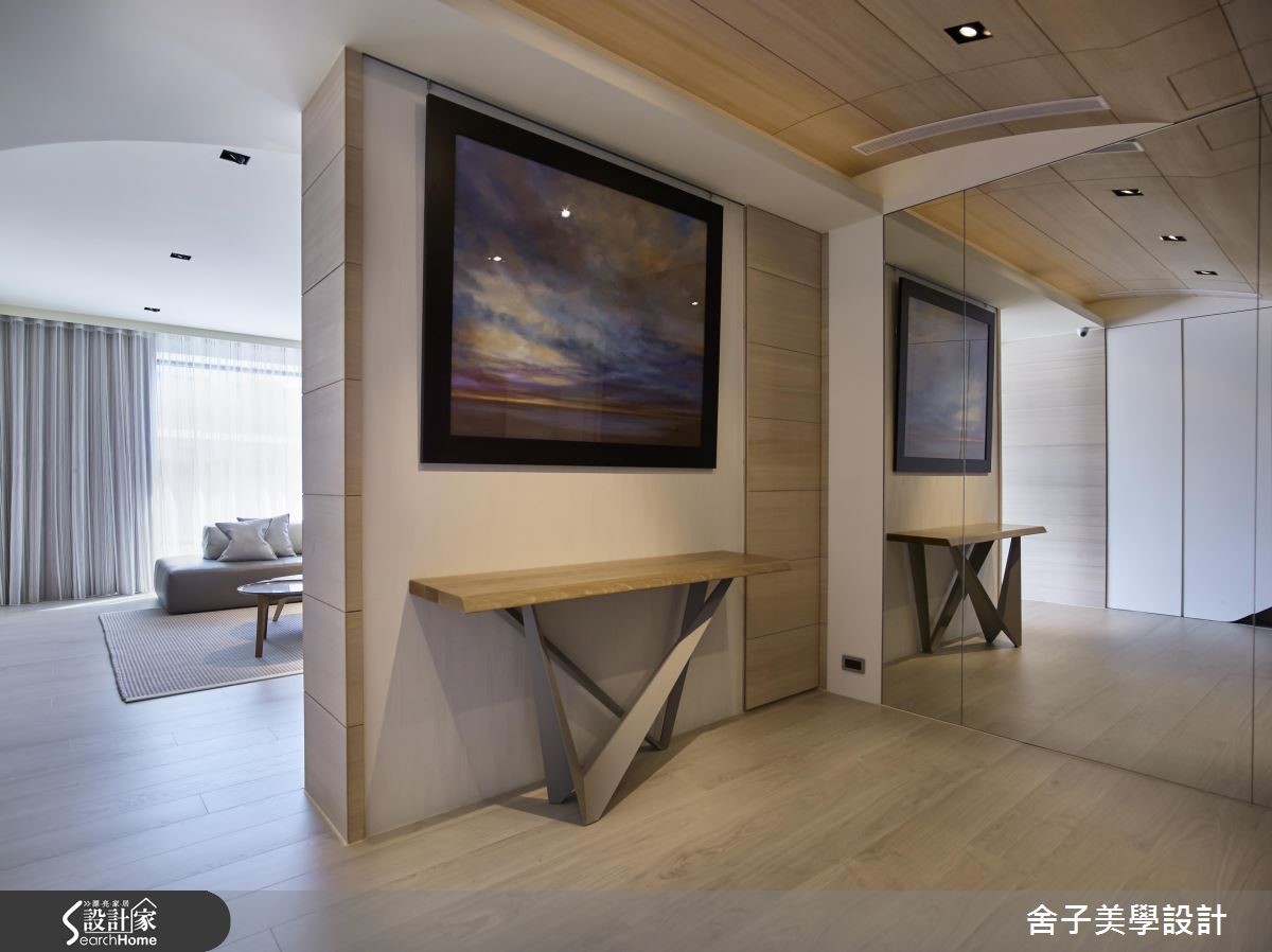 原先的兩間房子經由打通後,變為 72 坪的雙併敞朗住宅