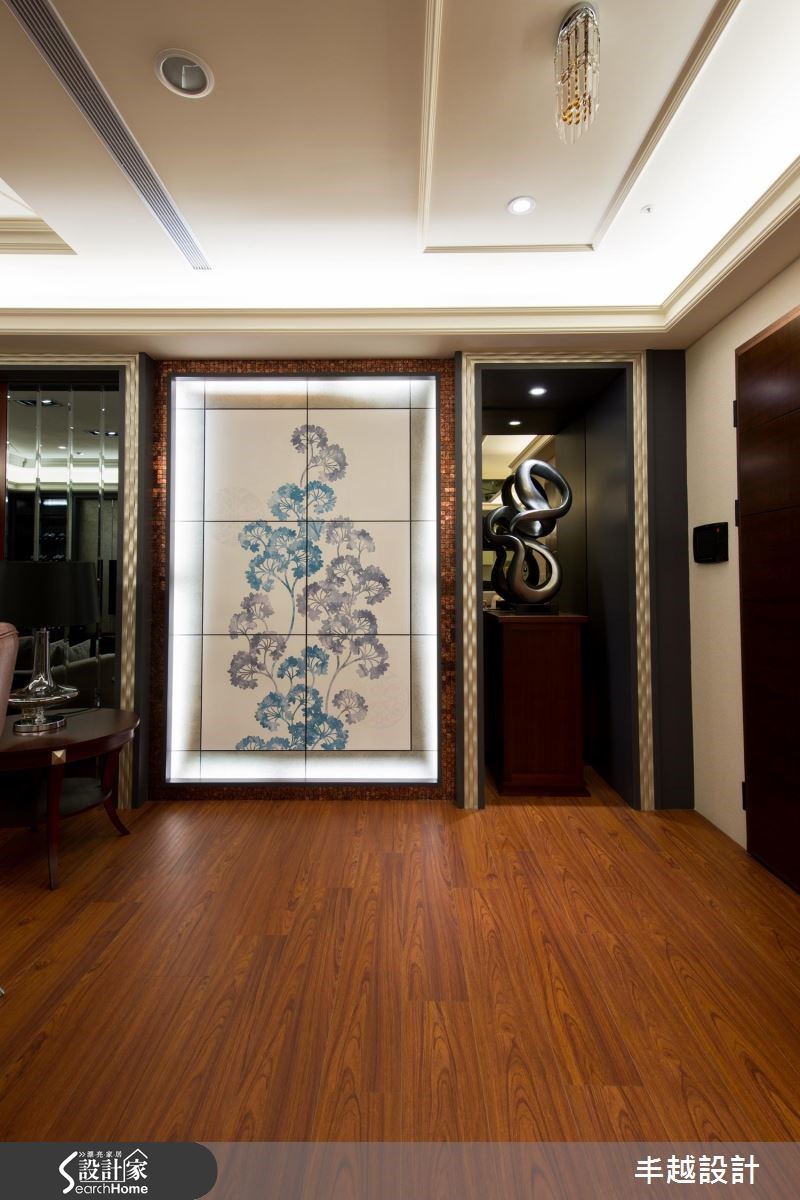 以新古典風格作為創作核心,而空間裡引用了深咖啡色系