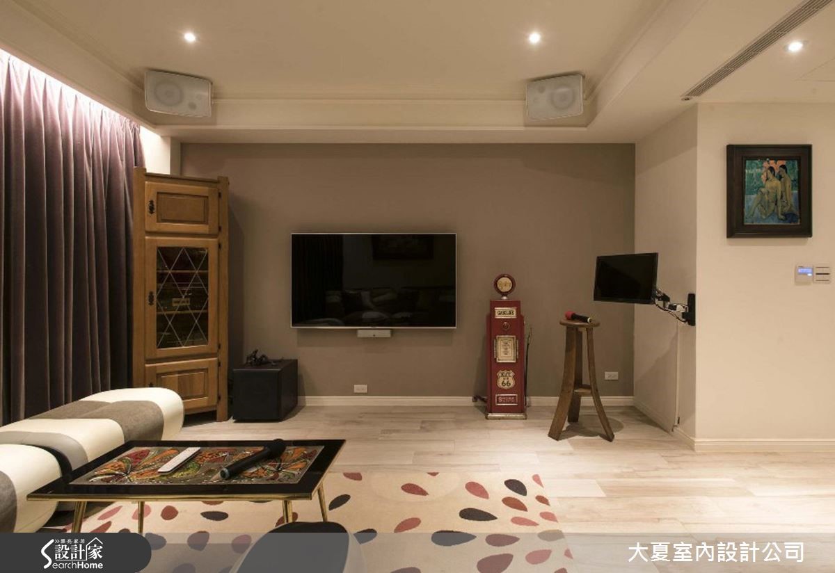 溫潤的木紋肌理鋪敘一地,壁面與天花板皆飾以柔和色系