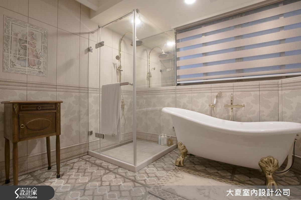 溫潤的木紋肌理鋪敘一地,壁面與天花板皆飾以柔和色系