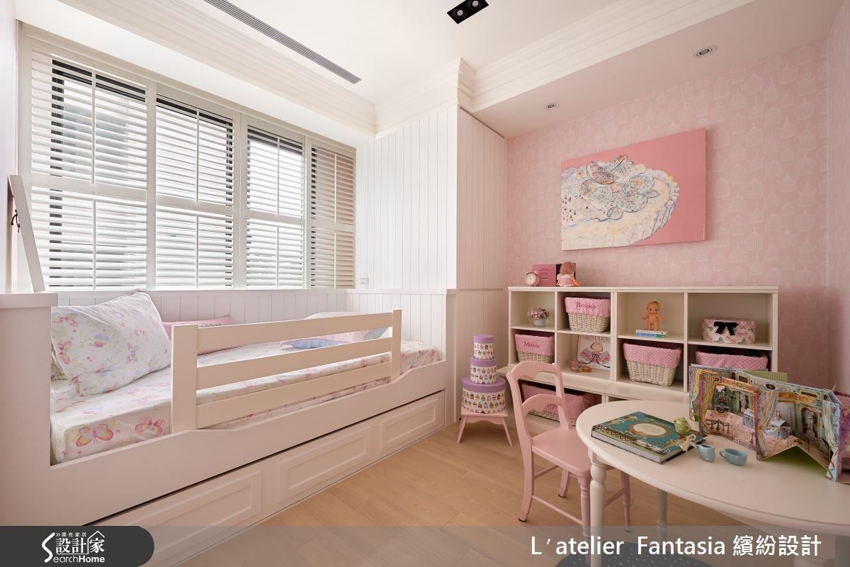 因應孩子到來,將原先 3 房變 2 房後,使小孩房可擴大許多。 因應孩子到來,將原先 3 房變 2 房後,使小孩房可擴大許多。