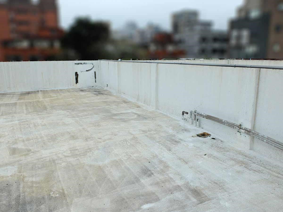 頂樓樓地板若沒有定期做防水保養,容易加速老公寓的老化。圖片提供_林黛羚 頂樓樓地板若沒有定期做防水保養,容易加速老公寓的老化。圖片提供_林黛羚