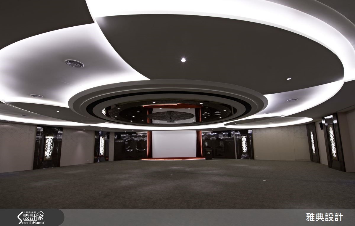 外觀建築以巨型的燈盒造型打造,當夜晚來臨時,一片閃