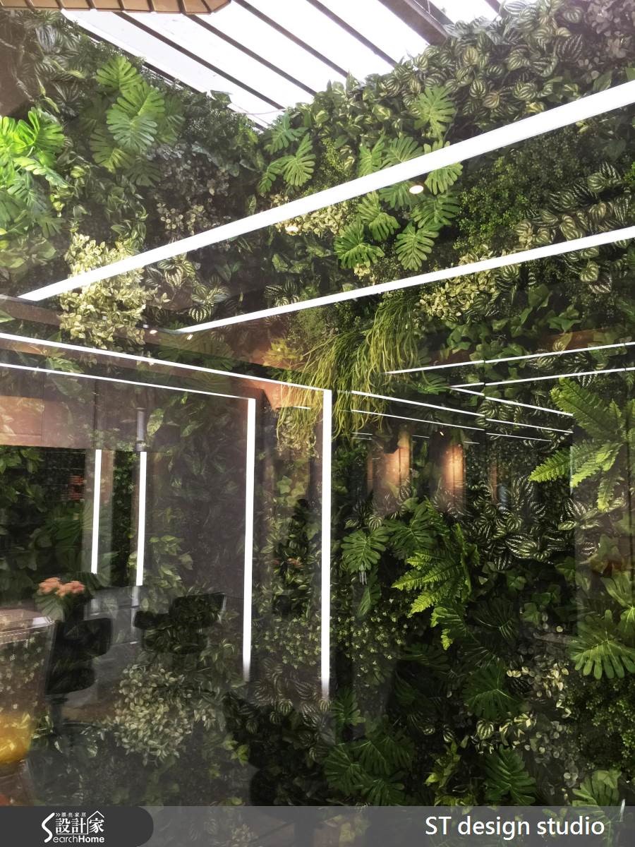 位於中山北路2段後面的寧靜巷內,以原始水泥柱牆體搭