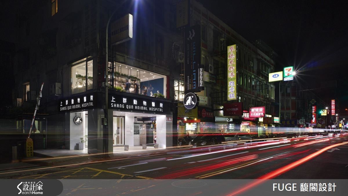 與四周色彩繽紛的店招相比,黑與白的門面更形獨特搶眼。 與四周色彩繽紛的店招相比,黑與白的門面更形獨特搶眼。