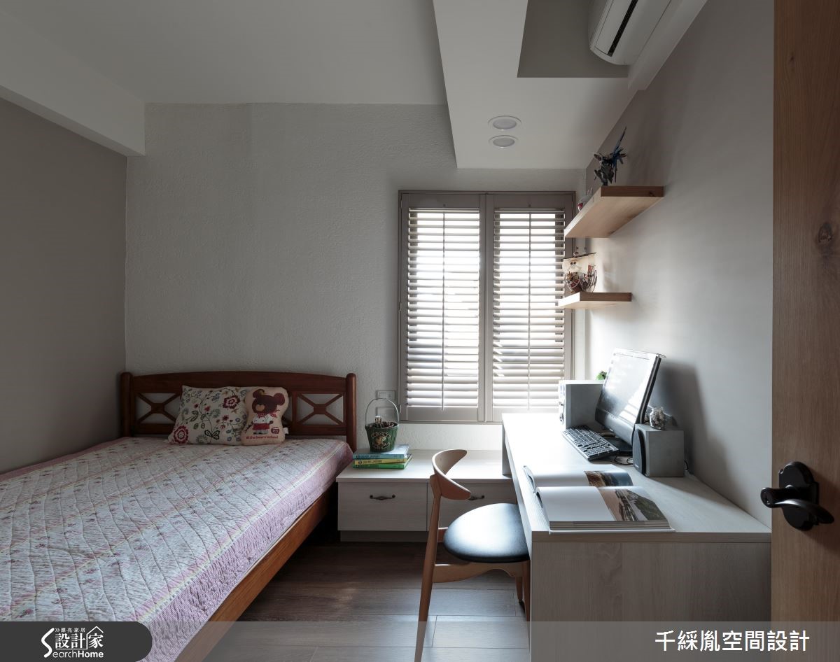 以愜意的鄉村風定調,溫暖的木紋質感鋪敘空間,且將屋