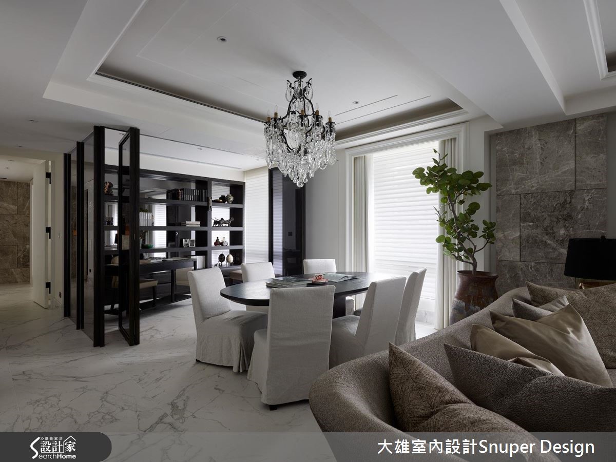 在現代風的俐落簡潔中,也揉合細膩的古典元素,45 坪