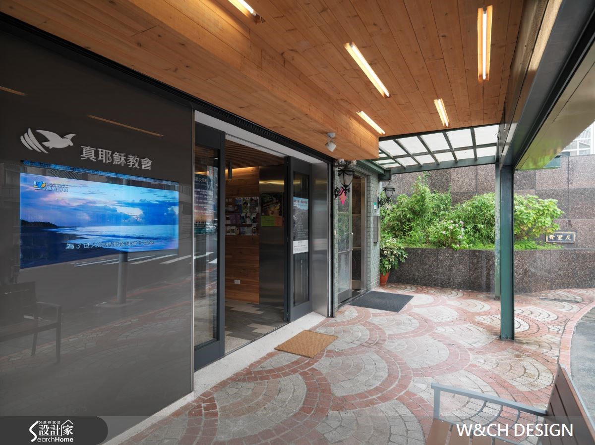 純潔和諧的教堂經常以白色作為基底,然而在這次,設計