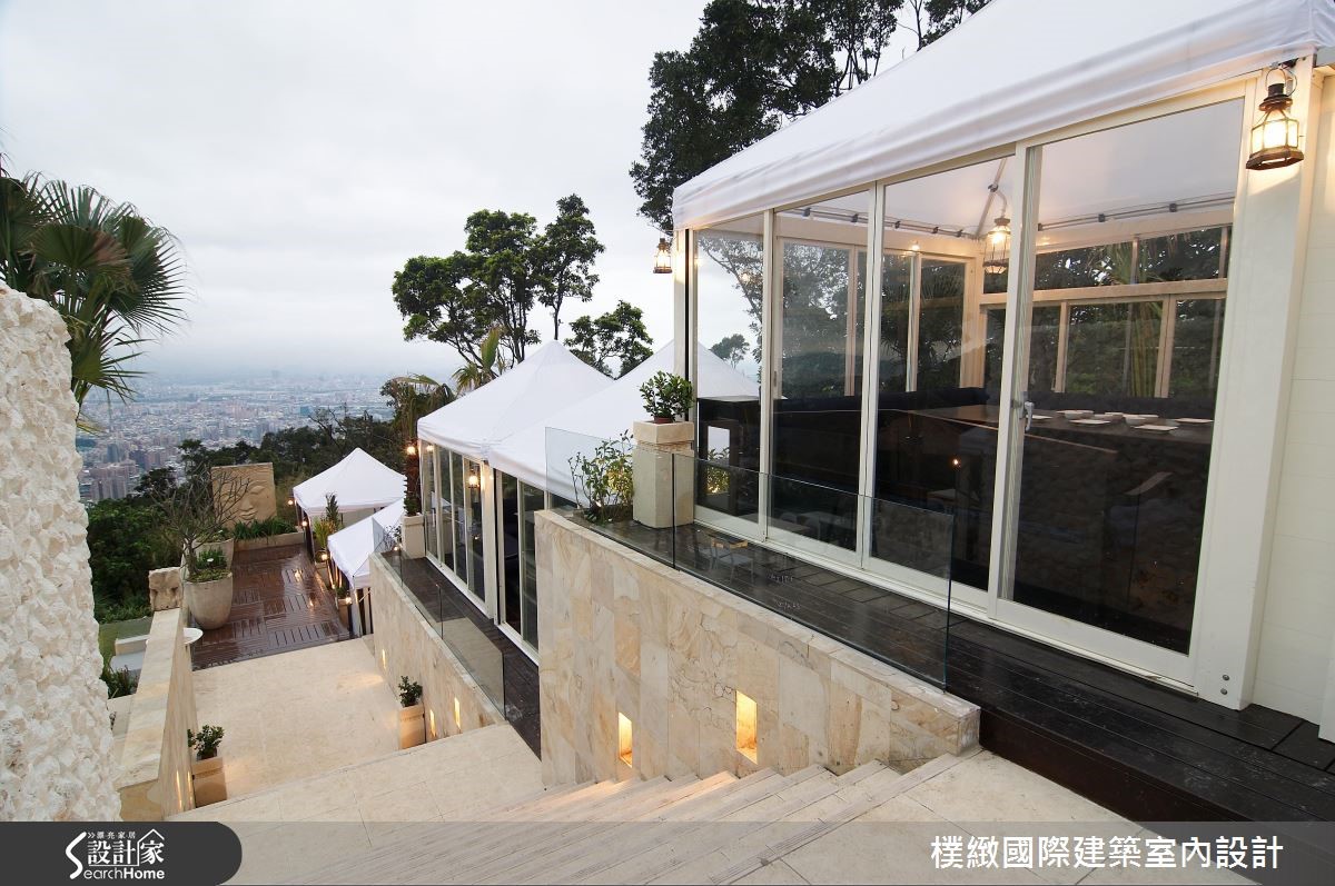人氣歷久不衰的景觀餐廳「 THE TOP 屋頂上」,向來是