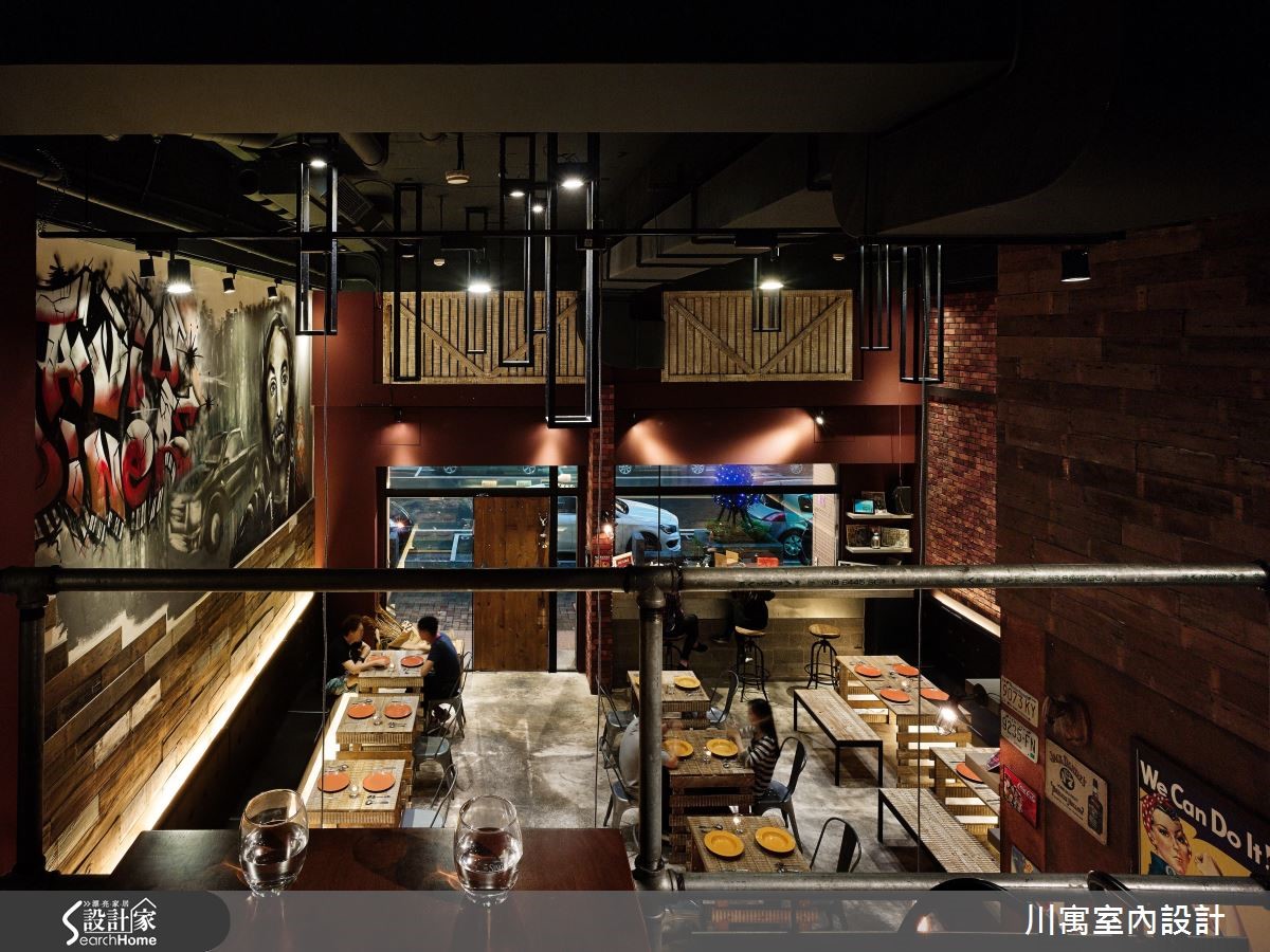 前身為中古屋的 9.5 坪美式風餐廳,為了讓餐廳氛圍更