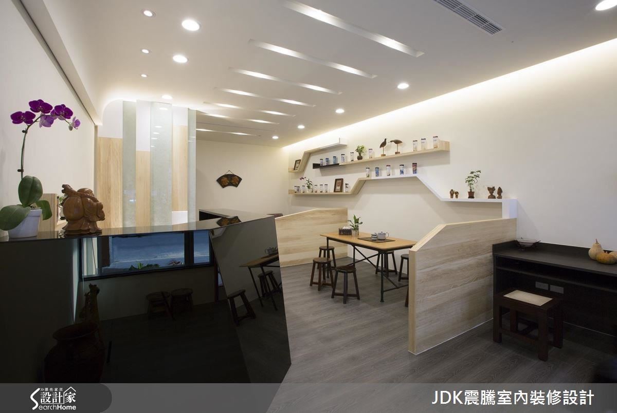 特別設計的黑鏡吧台做出震騰特有的斜角,可以反射各種光源,一旁的屏風以木條+夾砂玻璃做出參差排列,中間留有縫隙,可以透光卻不怕隱私被看光,成為吸引來客的亮點。1樓的公共區域以半高的斜角屏風區隔,充滿穿透性,也讓空間顯得活潑有趣。 特別設計的黑鏡吧台做出震騰特有的斜角,可以反射各種光源,一旁的屏風以木條+夾砂玻璃做出參差排列,中間留有縫隙,可以透光卻不怕隱私被看光,成為吸引來客的亮點。1樓的公共區域以半高的斜角屏風區隔,充滿穿透性,也讓空間顯得活潑有趣。