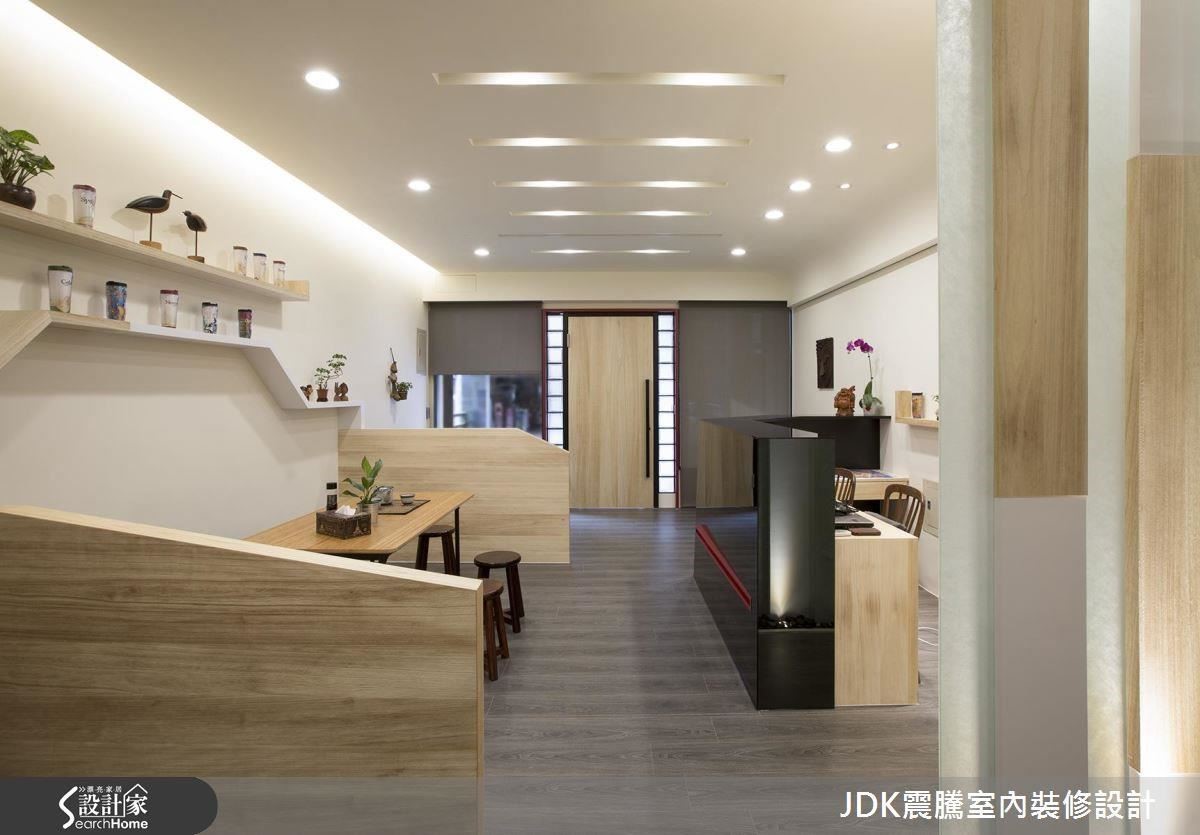 狹長屋型光線不足的問題,除了在一側做出整排的間接光源外,天花板也做出不同形狀、不同規則的嵌燈,配合震騰獨特精密計算過的斜角半高隔牆、開放展示架等,大大增強室內的明亮度。 狹長屋型光線不足的問題,除了在一側做出整排的間接光源外,天花板也做出不同形狀、不同規則的嵌燈,配合震騰獨特精密計算過的斜角半高隔牆、開放展示架等,大大增強室內的明亮度。