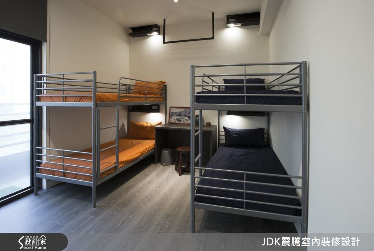 有時訪客是一家子來訪,充足的睡眠空間是必要的。於是採取上下舖的概念,再往上一層樓又有大通鋪,全部鋪設木地板的設計,帶給訪客像在家一般溫馨又舒服的放鬆感。床位都各自設有私人置物櫃及個人光源,靈感來自飛機上的閱讀燈設計,明亮又貼心;而天花板上特別釘製吊衣桿,相當貼心。 有時訪客是一家子來訪,充足的睡眠空間是必要的。於是採取上下舖的概念,再往上一層樓又有大通鋪,全部鋪設木地板的設計,帶給訪客像在家一般溫馨又舒服的放鬆感。床位都各自設有私人置物櫃及個人光源,靈感來自飛機上的閱讀燈設計,明亮又貼心;而天花板上特別釘製吊衣桿,相當貼心。