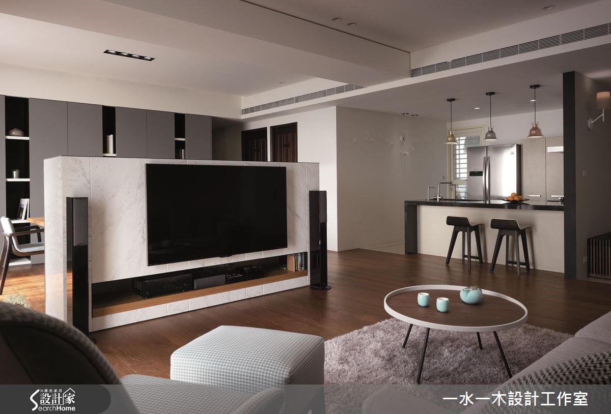 設計師規劃一道不做滿的電視牆、重塑居家場景,不僅滿