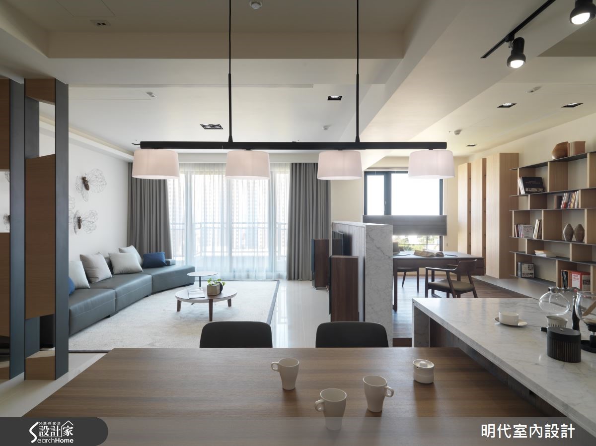 設計師在重新整頓住宅格局後,注重建材質地、減少過多