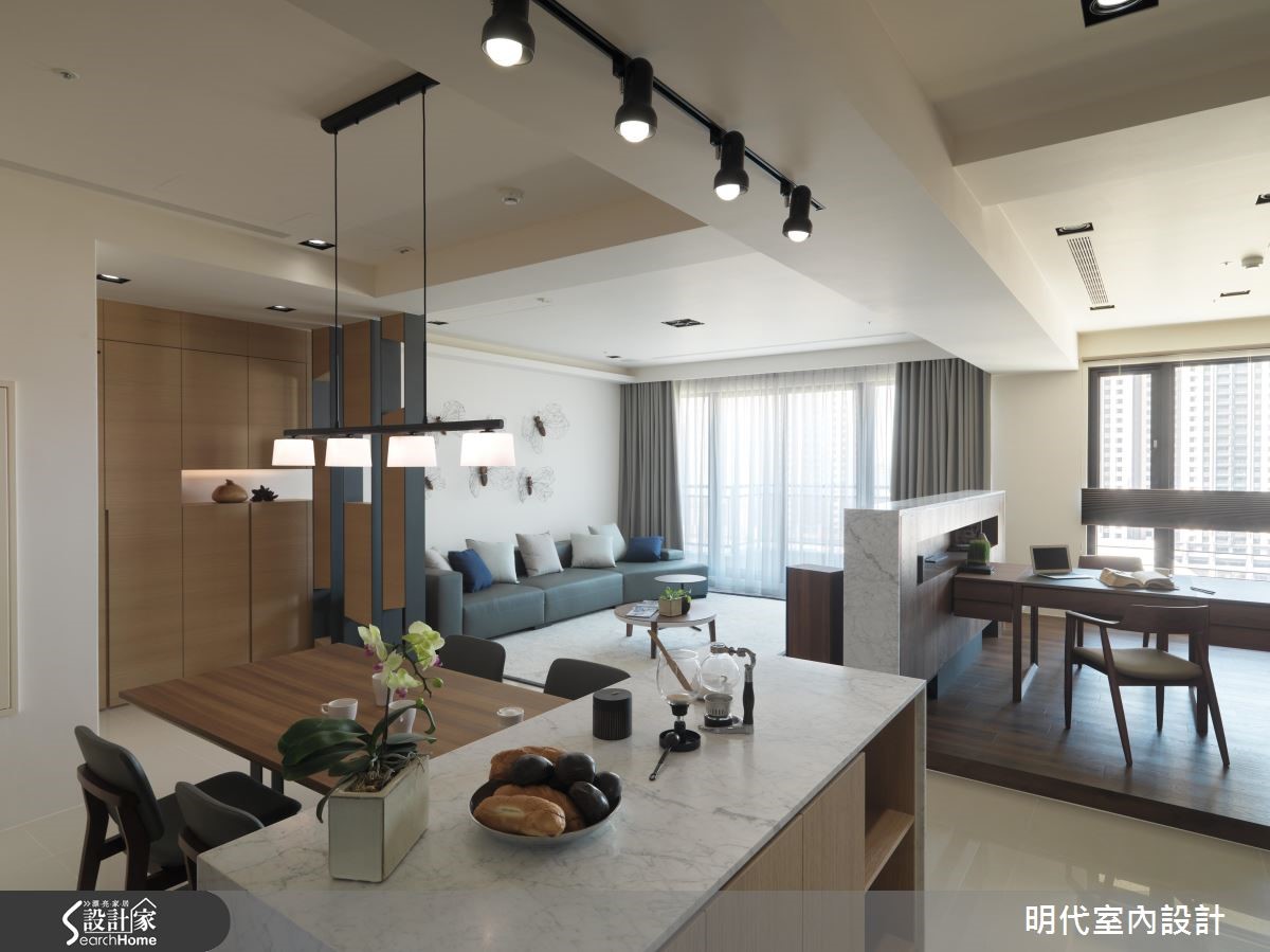 設計師在重新整頓住宅格局後,注重建材質地、減少過多