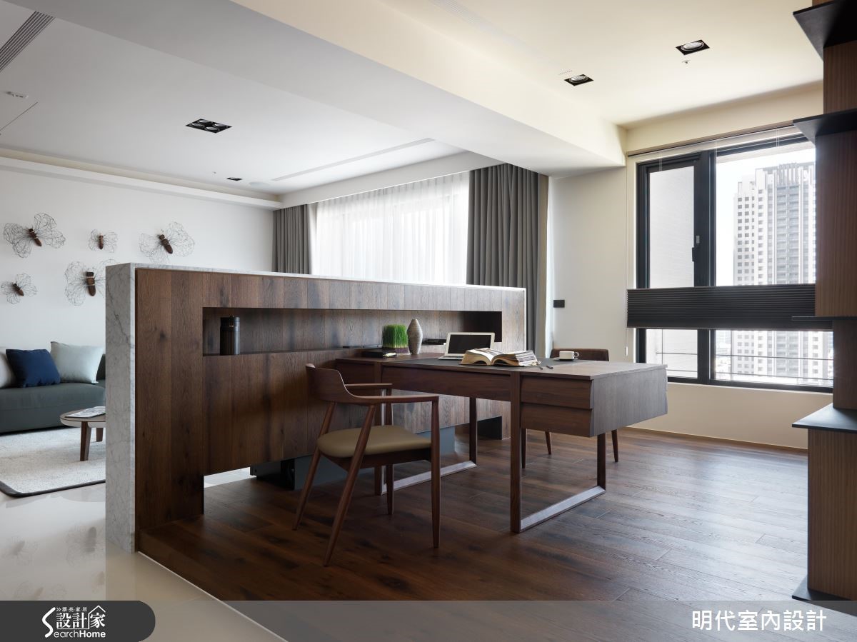 設計師在重新整頓住宅格局後,注重建材質地、減少過多