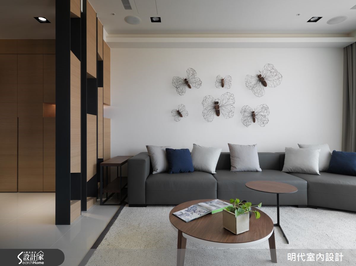 設計師在重新整頓住宅格局後,注重建材質地、減少過多