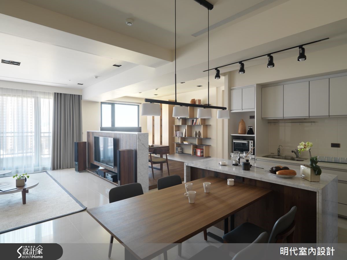 設計師在重新整頓住宅格局後,注重建材質地、減少過多