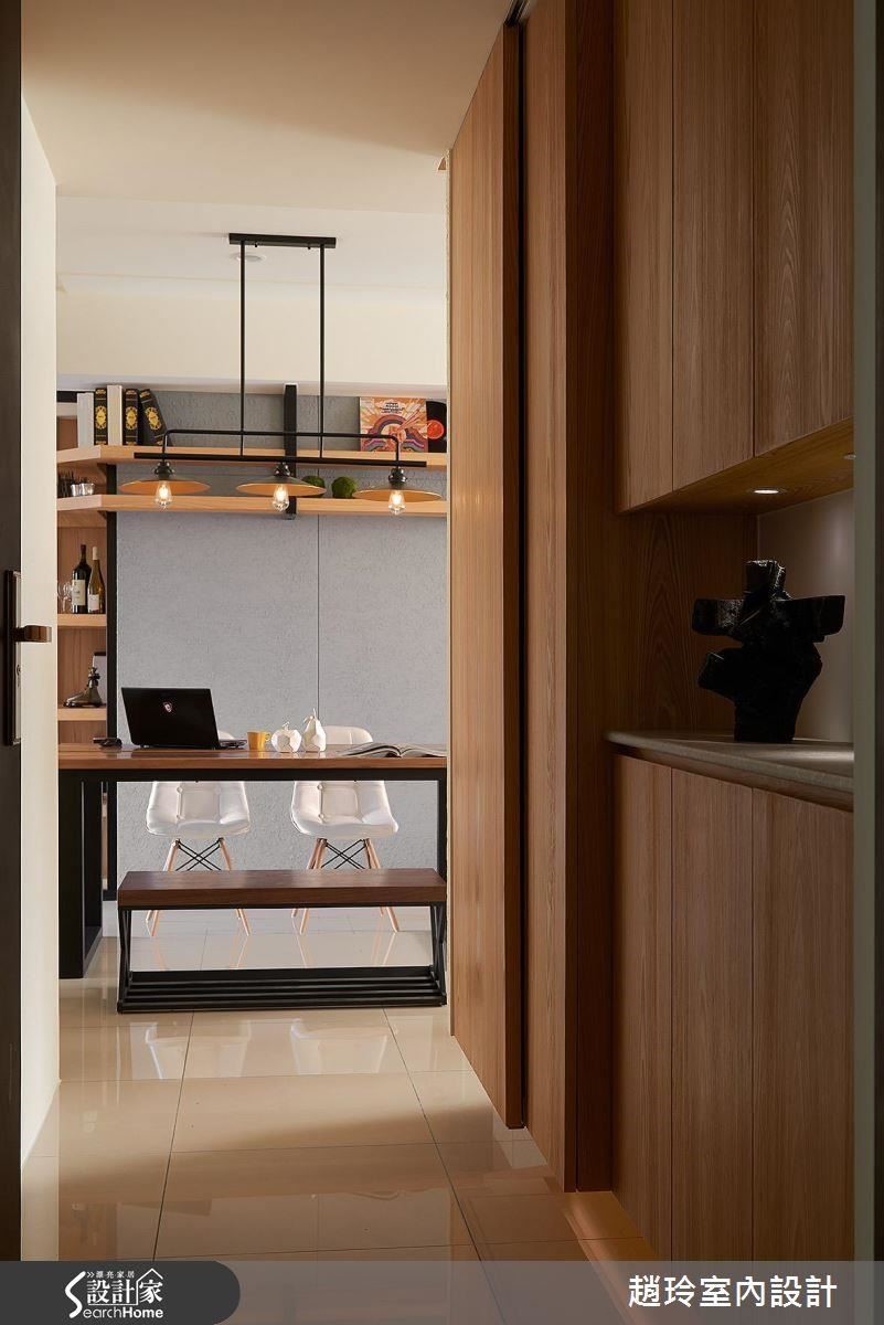 進門玄關有充足的置物、展示櫃,可做為餐桌也能當工作區用的大桌,是居家的中心。 進門玄關有充足的置物、展示櫃,可做為餐桌也能當工作區用的大桌,是居家的中心。