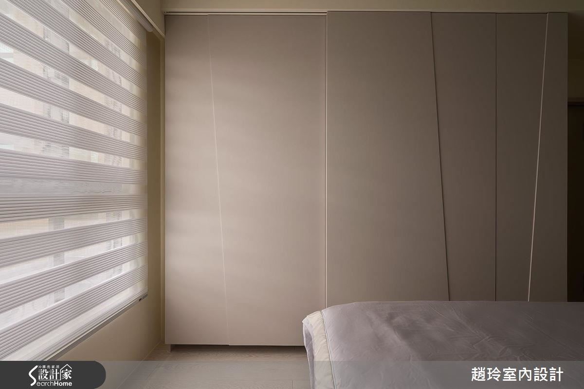 主臥衣櫃也以不規則直向切割線條呈現,在有限的經費下依然能做出豐富趣味。 主臥衣櫃也以不規則直向切割線條呈現,在有限的經費下依然能做出豐富趣味。