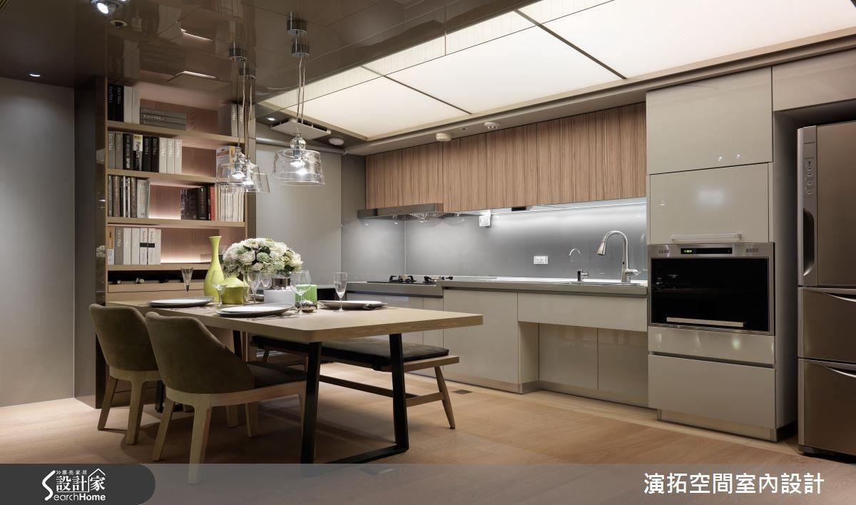 廚房除了結合智能偵測,如果爐火未關則會亮燈提醒外,令人困擾的油煙問題,設計師設計了風牆、天花玻璃隔板阻擋油煙瀰漫,還安裝換氣系統,享受烹飪和美食不需忍耐油煙味。 廚房除了結合智能偵測,如果爐火未關則會亮燈提醒外,令人困擾的油煙問題,設計師設計了風牆、天花玻璃隔板阻擋油煙瀰漫,還安裝換氣系統,享受烹飪和美食不需忍耐油煙味。