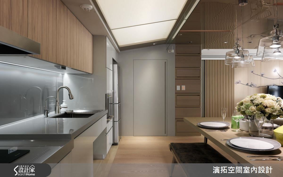 每一個空間都善加利用,在警示燈下方、智能環控系統柱子上的方格,是畸零空間轉化的收納空間。 每一個空間都善加利用,在警示燈下方、智能環控系統柱子上的方格,是畸零空間轉化的收納空間。
