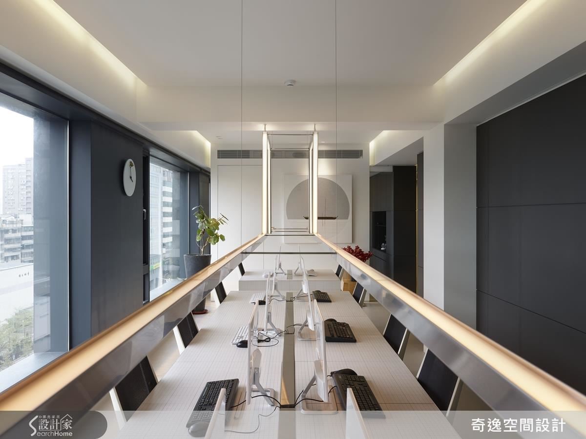 辦公區將鐵件LED燈置中,以牆面、窗景呼應,展現設計人對比例的極致追求與對稱之美。 辦公區將鐵件LED燈置中,以牆面、窗景呼應,展現設計人對比例的極致追求與對稱之美。