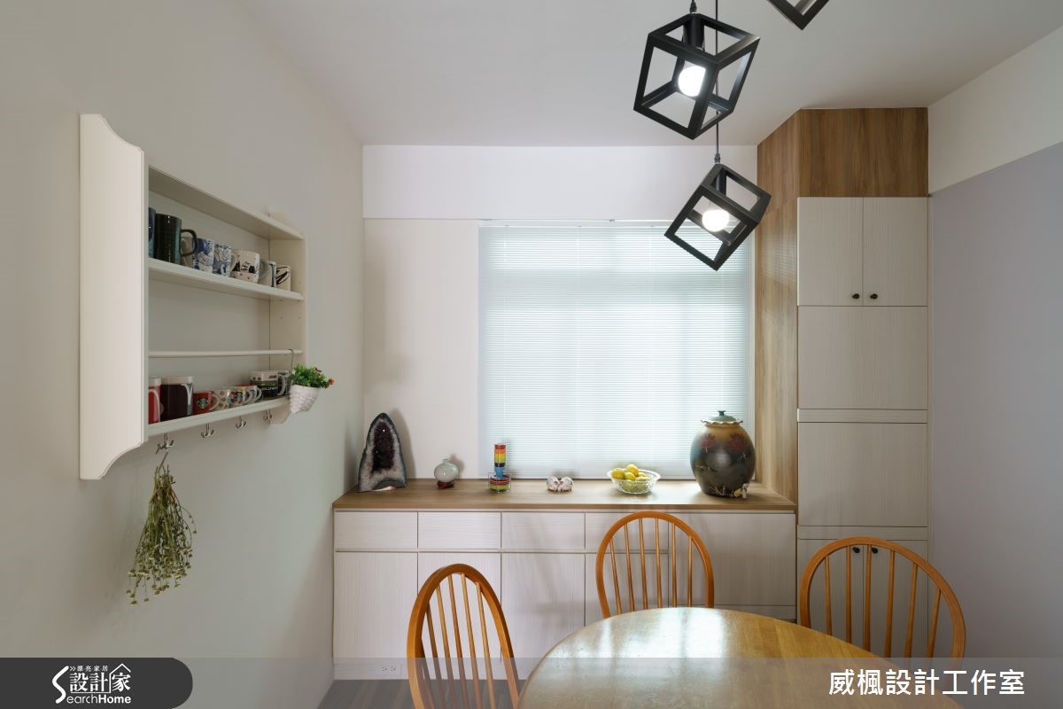 由於屋主一家 3 人加上 4 貓 1 狗,寵物的需求絕對是