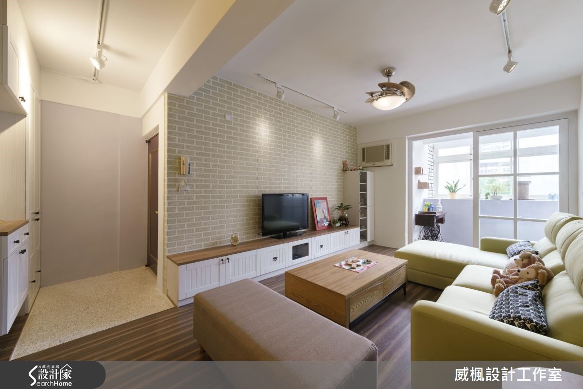 由於屋主一家 3 人加上 4 貓 1 狗,寵物的需求絕對是