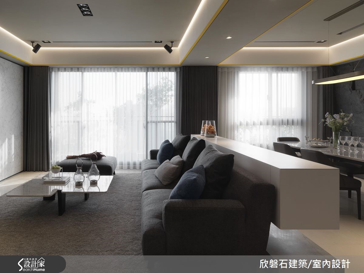 開放、敞亮的 71 坪單層住宅,以俐落的灰階對比作為主