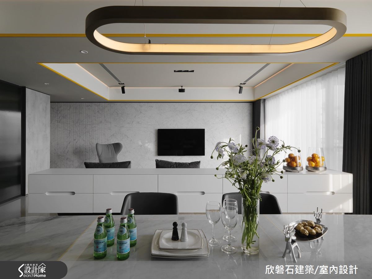 開放、敞亮的 71 坪單層住宅,以俐落的灰階對比作為主