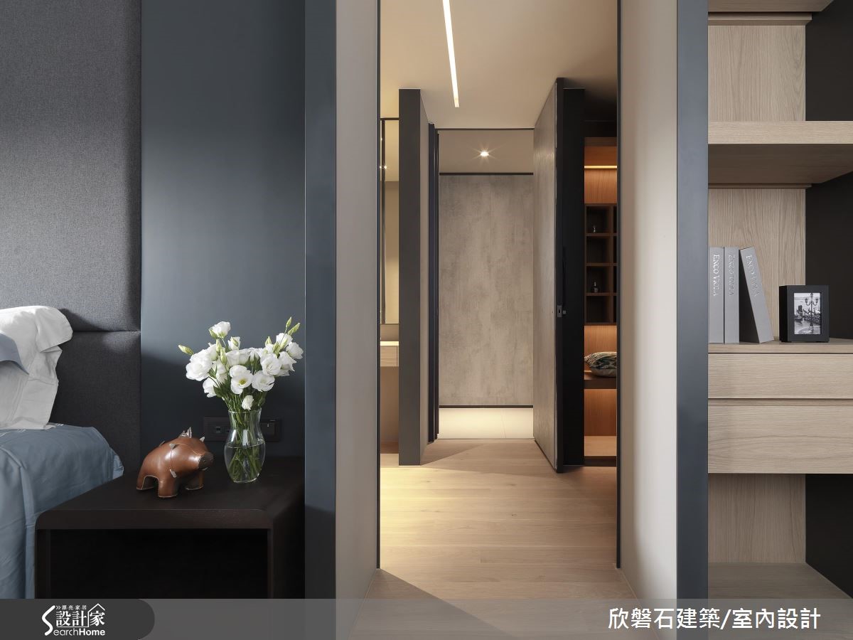 開放、敞亮的 71 坪單層住宅,以俐落的灰階對比作為主