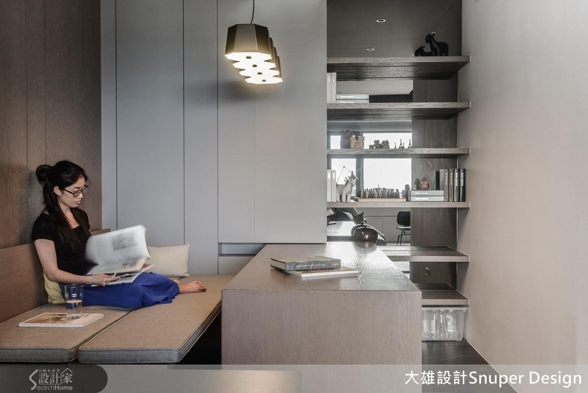用軌道為書桌預留可挪動的範圍,向外推開桌面,將兩張長椅合併,立刻變身一個人專屬的臥榻休憩區。 用軌道為書桌預留可挪動的範圍,向外推開桌面,將兩張長椅合併,立刻變身一個人專屬的臥榻休憩區。