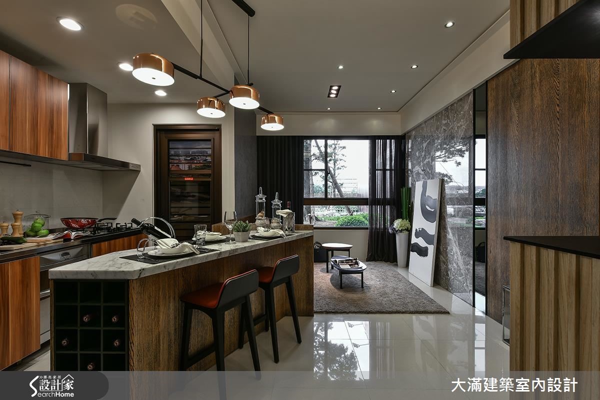 30 坪的居家場域,設計師掌握材質特性,運用大理石襯