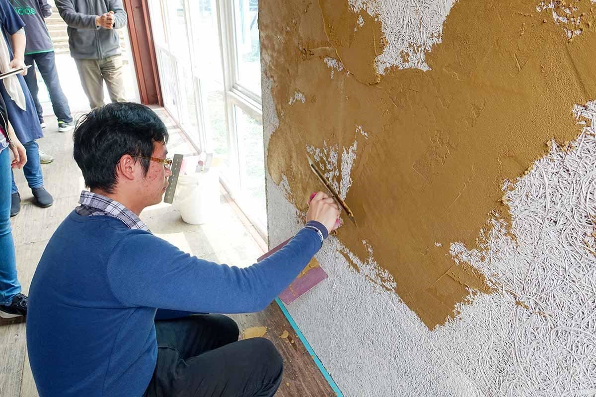 鑽泥板砌好的內牆上,另外塗上同為來自天然的泥土漆,具質樸溫潤、透氣舒適的特性。 鑽泥板砌好的內牆上,另外塗上同為來自天然的泥土漆,具質樸溫潤、透氣舒適的特性。