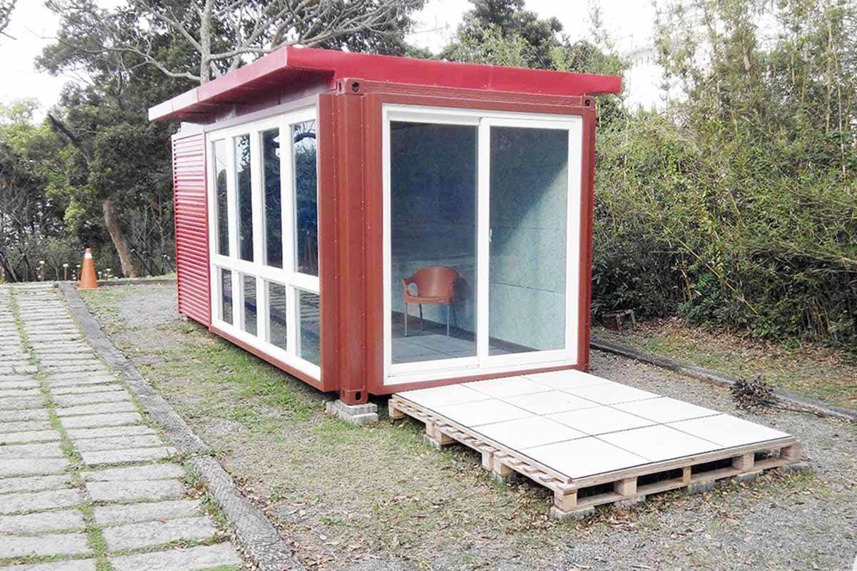 移除貨櫃屋原有的部分金屬外殼後,改以可開窗製造對流的玻璃鋁窗取代,因為對流良好也是輔助散熱的好方法。 移除貨櫃屋原有的部分金屬外殼後,改以可開窗製造對流的玻璃鋁窗取代,因為對流良好也是輔助散熱的好方法。