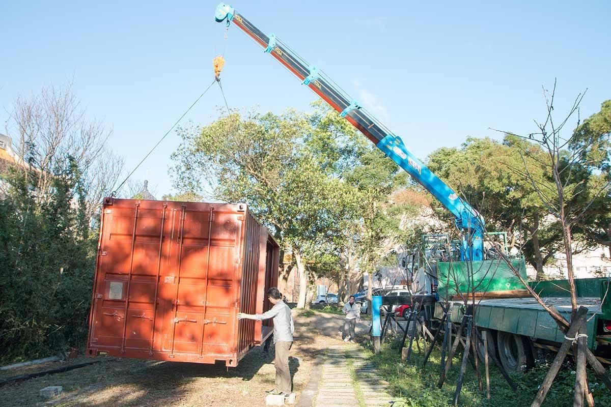 好不容易從山下運至山上,以重機具吊掛定位的實驗模組原型— 20 呎貨櫃。 好不容易從山下運至山上,以重機具吊掛定位的實驗模組原型— 20 呎貨櫃。
