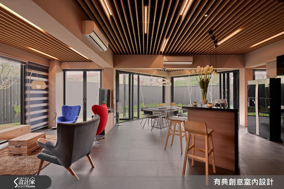 大門口的建築物外觀以清水模打造,一旁飾以稀疏的綠意