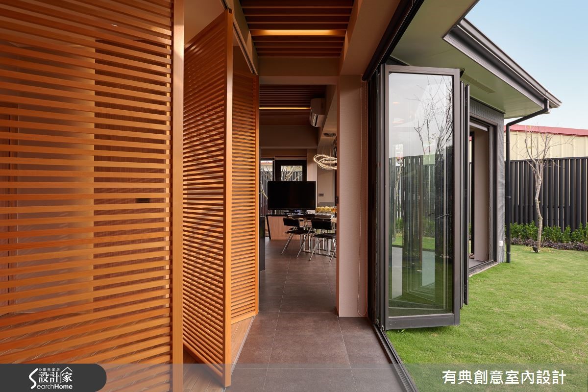 大門口的建築物外觀以清水模打造,一旁飾以稀疏的綠意