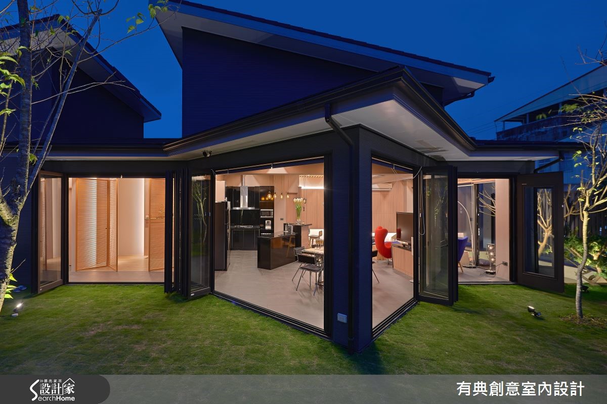 大門口的建築物外觀以清水模打造,一旁飾以稀疏的綠意