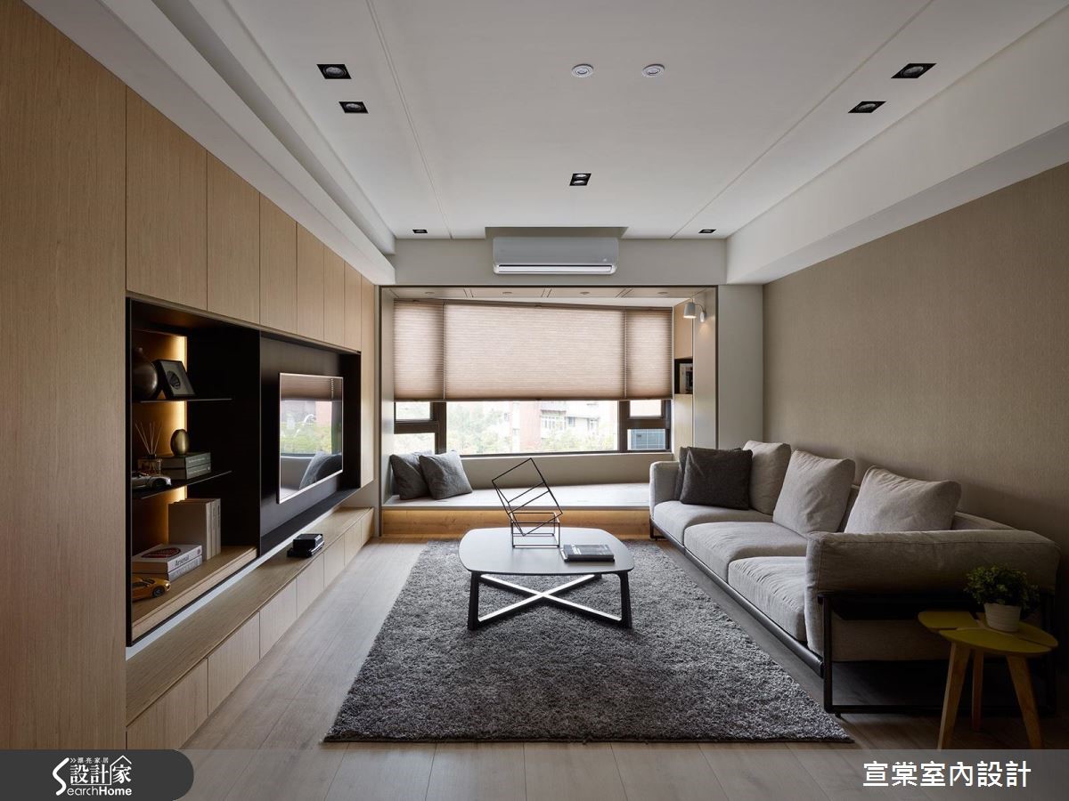 山林綠意的戶外風光充滿生氣,隨著臥榻區窗簾的開敞,